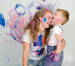 Разрисованная мама. Ребенок изрисовал стену. Ребенок раскрашивает. Разрисованные дети легко.